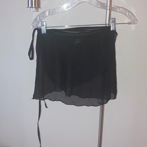 Theatricals Children’s Black Sheer Wrap Skirt for Dance (Size M/L)